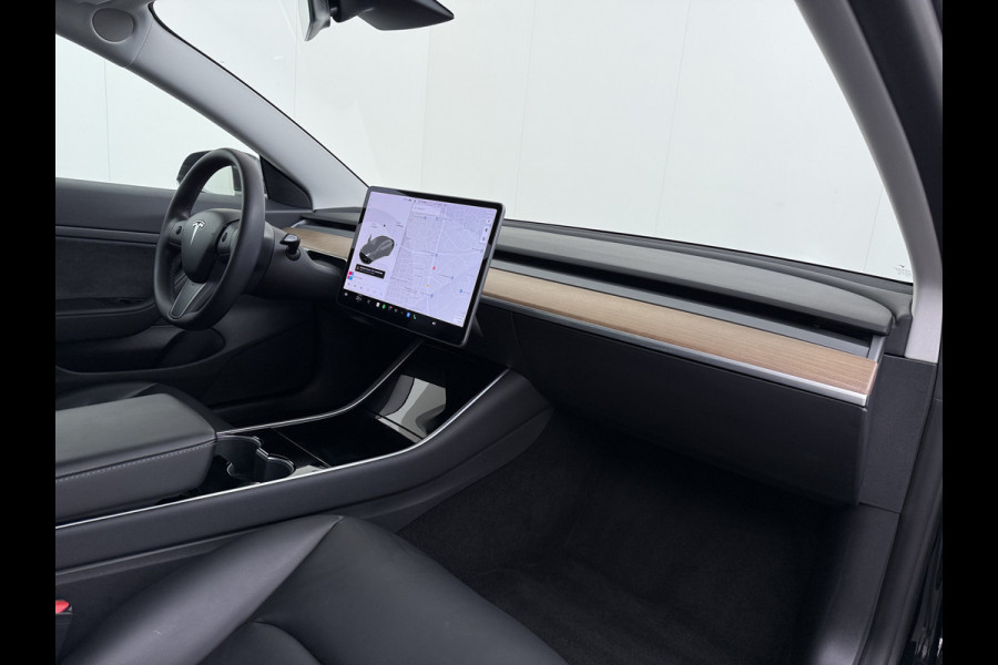 Tesla Model 3 60 kWh LFP ACCU Trekhaak (100% laden) Standard RWD Plus AutoPilot Leer Pano-Dak Adaptive-Cruise Camera's Elektr.-Stuur+Stoelen+S Navi LED DAB Voorverwarmen Keyless One-Pedal-Drive Lmv 18" 1e Eigenaar Origineel Nederlandse Auto Accu-Aandrijving-garantie t/m dec 2028/160.000km 1.000kg trekvermogen