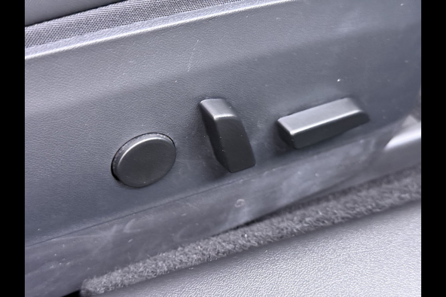 Tesla Model 3 60 kWh LFP ACCU Trekhaak (100% laden) Standard RWD Plus AutoPilot Leer Pano-Dak Adaptive-Cruise Camera's Elektr.-Stuur+Stoelen+S Navi LED DAB Voorverwarmen Keyless One-Pedal-Drive Lmv 18" 1e Eigenaar Origineel Nederlandse Auto Accu-Aandrijving-garantie t/m dec 2028/160.000km 1.000kg trekvermogen