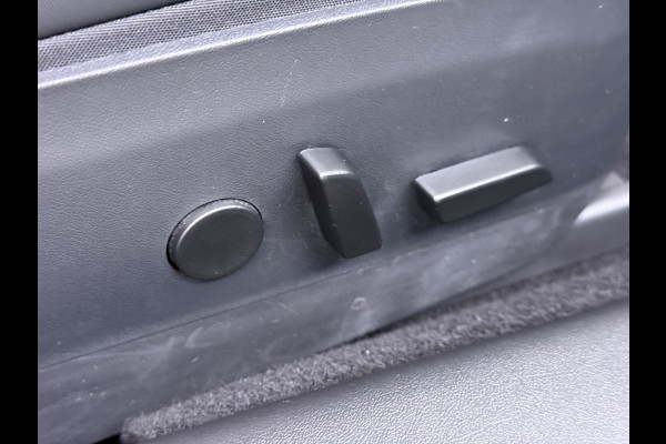 Tesla Model 3 60 kWh LFP ACCU Trekhaak (100% laden) Standard RWD Plus AutoPilot Leer Pano-Dak Adaptive-Cruise Camera's Elektr.-Stuur+Stoelen+S Navi LED DAB Voorverwarmen Keyless One-Pedal-Drive Lmv 18" 1e Eigenaar Origineel Nederlandse Auto Accu-Aandrijving-garantie t/m dec 2028/160.000km 1.000kg trekvermogen