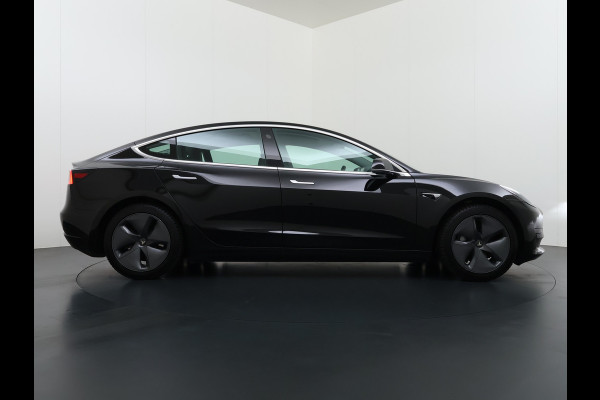 Tesla Model 3 60 kWh LFP ACCU Trekhaak (100% laden) Standard RWD Plus AutoPilot Leer Pano-Dak Adaptive-Cruise Camera's Elektr.-Stuur+Stoelen+S Navi LED DAB Voorverwarmen Keyless One-Pedal-Drive Lmv 18" 1e Eigenaar Origineel Nederlandse Auto Accu-Aandrijving-garantie t/m dec 2028/160.000km 1.000kg trekvermogen