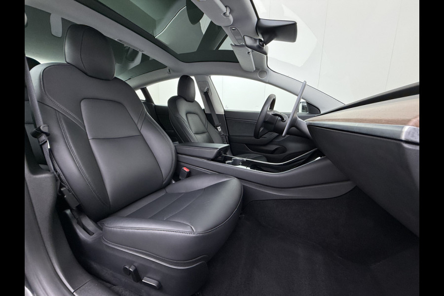 Tesla Model 3 60 kWh LFP ACCU Trekhaak (100% laden) Standard RWD Plus AutoPilot Leer Pano-Dak Adaptive-Cruise Camera's Elektr.-Stuur+Stoelen+S Navi LED DAB Voorverwarmen Keyless One-Pedal-Drive Lmv 18" 1e Eigenaar Origineel Nederlandse Auto Accu-Aandrijving-garantie t/m dec 2028/160.000km 1.000kg trekvermogen