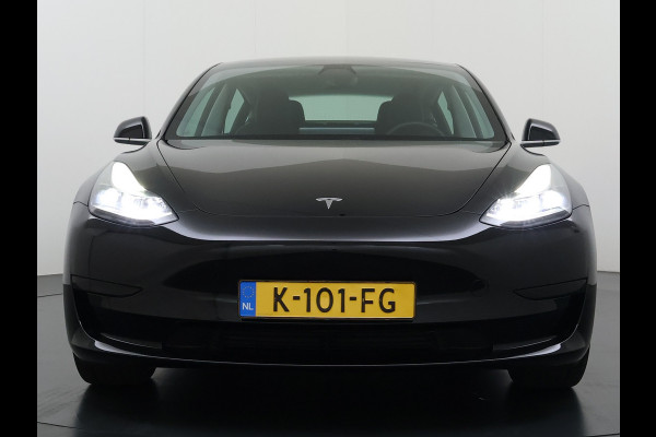 Tesla Model 3 60 kWh LFP ACCU Trekhaak (100% laden) Standard RWD Plus AutoPilot Leer Pano-Dak Adaptive-Cruise Camera's Elektr.-Stuur+Stoelen+S Navi LED DAB Voorverwarmen Keyless One-Pedal-Drive Lmv 18" 1e Eigenaar Origineel Nederlandse Auto Accu-Aandrijving-garantie t/m dec 2028/160.000km 1.000kg trekvermogen