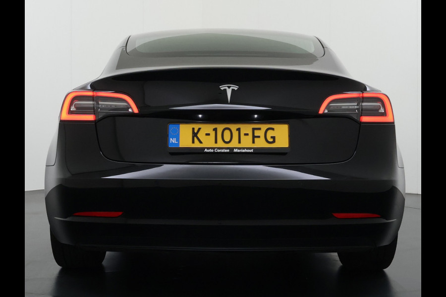 Tesla Model 3 60 kWh LFP ACCU Trekhaak (100% laden) Standard RWD Plus AutoPilot Leer Pano-Dak Adaptive-Cruise Camera's Elektr.-Stuur+Stoelen+S Navi LED DAB Voorverwarmen Keyless One-Pedal-Drive Lmv 18" 1e Eigenaar Origineel Nederlandse Auto Accu-Aandrijving-garantie t/m dec 2028/160.000km 1.000kg trekvermogen