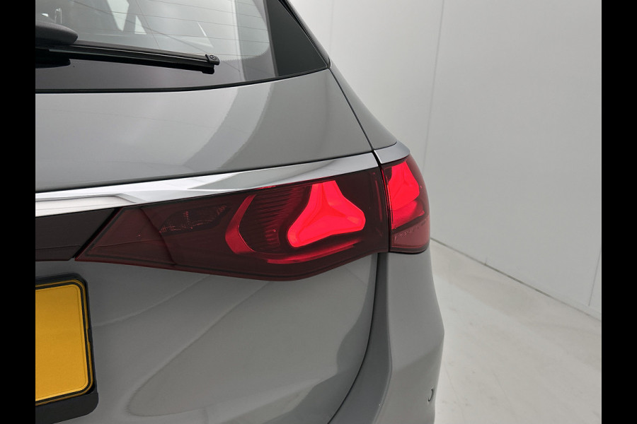 Mercedes-Benz E-Klasse Estate 300 e AMG Plug-In Hybride | AMG Line | Night Pakket | Trekhaak | MBUX Superscreen | Panoramadak | 20 Inch AMG velgen | Inclusief 24 maanden MB Certified garantie voor Europa.