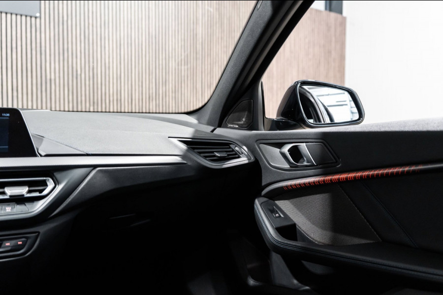 BMW 1-serie 118i M-Sport Pano HUD HK Muziek Kuipstoelen BTW