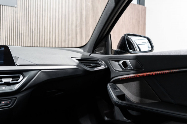 BMW 1-serie 118i M-Sport Pano HUD HK Muziek Kuipstoelen BTW