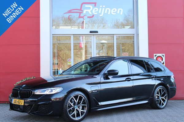 BMW 5 Serie Touring 530e 292PK xDrive M-SPORT BUSINESS EDITION PLUS | PANORAMA SCHUIF/KANTEL DAK | HARMAN KARDON AUDIO SYSTEM | LEDEREN BEKLEDING DAKOTA SCHWARZ | COMFORT ACCESS | HEAD UP DISPLAY | ZONNESCHERM ZIJRUITEN | ADAPTIEVE LED KOPLAMPEN | DRIVING ASSISTANT PROFESSIONAL MET O.A. ADAPTIVE CRUISE CONTROL EN DODEHOEK DETECTIE | ACHTERUITRIJ CAMERA | PARKEERSENSOREN VOOR + ACHTER | DRAADLOZE APPLE CARPLAY/ANDROID AUTO | NAVIGATIE | SFEER VERLICHTING | DRAADLOZE TELEFOONLADER | ELEKTRISCH BEDIENBARE VOORSTOELEN |