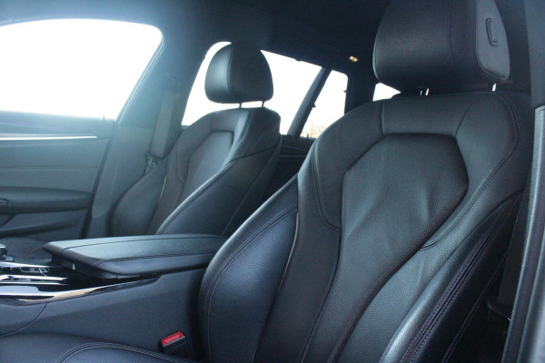 BMW 5 Serie Touring 530e 292PK xDrive M-SPORT BUSINESS EDITION PLUS | PANORAMA SCHUIF/KANTEL DAK | HARMAN KARDON AUDIO SYSTEM | LEDEREN BEKLEDING DAKOTA SCHWARZ | COMFORT ACCESS | HEAD UP DISPLAY | ZONNESCHERM ZIJRUITEN | ADAPTIEVE LED KOPLAMPEN | DRIVING ASSISTANT PROFESSIONAL MET O.A. ADAPTIVE CRUISE CONTROL EN DODEHOEK DETECTIE | ACHTERUITRIJ CAMERA | PARKEERSENSOREN VOOR + ACHTER | DRAADLOZE APPLE CARPLAY/ANDROID AUTO | NAVIGATIE | SFEER VERLICHTING | DRAADLOZE TELEFOONLADER | ELEKTRISCH BEDIENBARE VOORSTOELEN |
