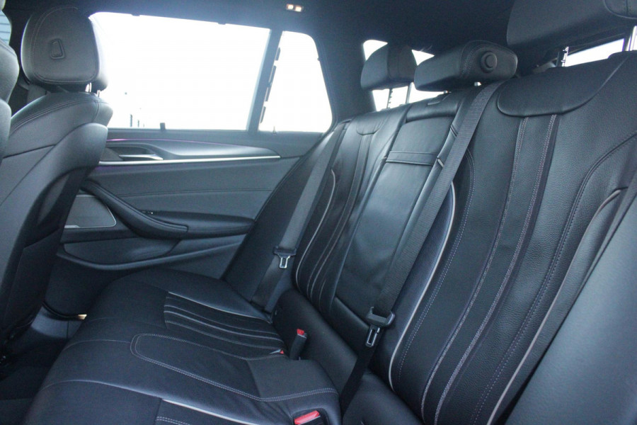 BMW 5 Serie Touring 530e 292PK xDrive M-SPORT BUSINESS EDITION PLUS | PANORAMA SCHUIF/KANTEL DAK | HARMAN KARDON AUDIO SYSTEM | LEDEREN BEKLEDING DAKOTA SCHWARZ | COMFORT ACCESS | HEAD UP DISPLAY | ZONNESCHERM ZIJRUITEN | ADAPTIEVE LED KOPLAMPEN | DRIVING ASSISTANT PROFESSIONAL MET O.A. ADAPTIVE CRUISE CONTROL EN DODEHOEK DETECTIE | ACHTERUITRIJ CAMERA | PARKEERSENSOREN VOOR + ACHTER | DRAADLOZE APPLE CARPLAY/ANDROID AUTO | NAVIGATIE | SFEER VERLICHTING | DRAADLOZE TELEFOONLADER | ELEKTRISCH BEDIENBARE VOORSTOELEN |
