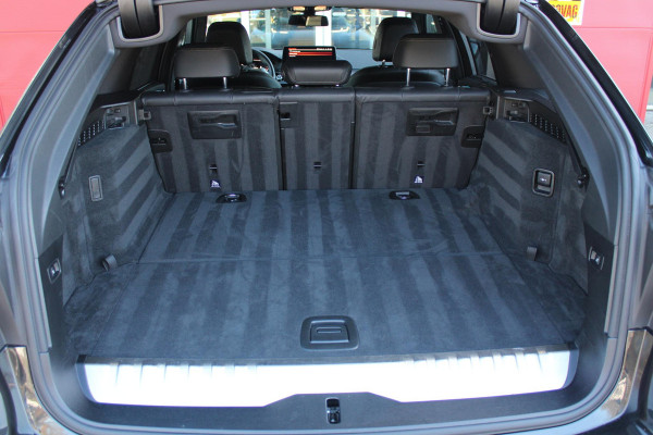BMW 5 Serie Touring 530e 292PK xDrive M-SPORT BUSINESS EDITION PLUS | PANORAMA SCHUIF/KANTEL DAK | HARMAN KARDON AUDIO SYSTEM | LEDEREN BEKLEDING DAKOTA SCHWARZ | COMFORT ACCESS | HEAD UP DISPLAY | ZONNESCHERM ZIJRUITEN | ADAPTIEVE LED KOPLAMPEN | DRIVING ASSISTANT PROFESSIONAL MET O.A. ADAPTIVE CRUISE CONTROL EN DODEHOEK DETECTIE | ACHTERUITRIJ CAMERA | PARKEERSENSOREN VOOR + ACHTER | DRAADLOZE APPLE CARPLAY/ANDROID AUTO | NAVIGATIE | SFEER VERLICHTING | DRAADLOZE TELEFOONLADER | ELEKTRISCH BEDIENBARE VOORSTOELEN |
