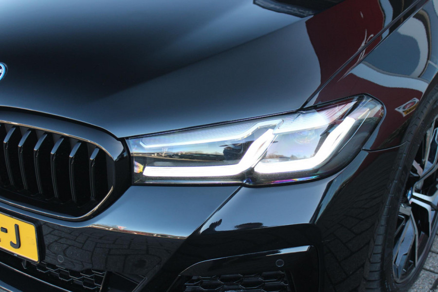 BMW 5 Serie Touring 530e 292PK xDrive M-SPORT BUSINESS EDITION PLUS | PANORAMA SCHUIF/KANTEL DAK | HARMAN KARDON AUDIO SYSTEM | LEDEREN BEKLEDING DAKOTA SCHWARZ | COMFORT ACCESS | HEAD UP DISPLAY | ZONNESCHERM ZIJRUITEN | ADAPTIEVE LED KOPLAMPEN | DRIVING ASSISTANT PROFESSIONAL MET O.A. ADAPTIVE CRUISE CONTROL EN DODEHOEK DETECTIE | ACHTERUITRIJ CAMERA | PARKEERSENSOREN VOOR + ACHTER | DRAADLOZE APPLE CARPLAY/ANDROID AUTO | NAVIGATIE | SFEER VERLICHTING | DRAADLOZE TELEFOONLADER | ELEKTRISCH BEDIENBARE VOORSTOELEN |