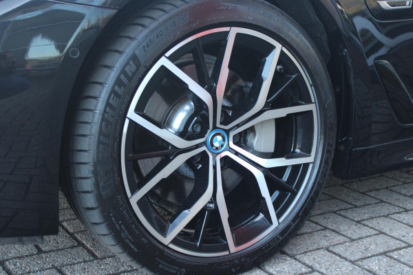 BMW 5 Serie Touring 530e 292PK xDrive M-SPORT BUSINESS EDITION PLUS | PANORAMA SCHUIF/KANTEL DAK | HARMAN KARDON AUDIO SYSTEM | LEDEREN BEKLEDING DAKOTA SCHWARZ | COMFORT ACCESS | HEAD UP DISPLAY | ZONNESCHERM ZIJRUITEN | ADAPTIEVE LED KOPLAMPEN | DRIVING ASSISTANT PROFESSIONAL MET O.A. ADAPTIVE CRUISE CONTROL EN DODEHOEK DETECTIE | ACHTERUITRIJ CAMERA | PARKEERSENSOREN VOOR + ACHTER | DRAADLOZE APPLE CARPLAY/ANDROID AUTO | NAVIGATIE | SFEER VERLICHTING | DRAADLOZE TELEFOONLADER | ELEKTRISCH BEDIENBARE VOORSTOELEN |