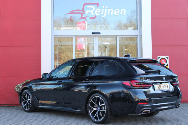 BMW 5 Serie Touring 530e 292PK xDrive M-SPORT BUSINESS EDITION PLUS | PANORAMA SCHUIF/KANTEL DAK | HARMAN KARDON AUDIO SYSTEM | LEDEREN BEKLEDING DAKOTA SCHWARZ | COMFORT ACCESS | HEAD UP DISPLAY | ZONNESCHERM ZIJRUITEN | ADAPTIEVE LED KOPLAMPEN | DRIVING ASSISTANT PROFESSIONAL MET O.A. ADAPTIVE CRUISE CONTROL EN DODEHOEK DETECTIE | ACHTERUITRIJ CAMERA | PARKEERSENSOREN VOOR + ACHTER | DRAADLOZE APPLE CARPLAY/ANDROID AUTO | NAVIGATIE | SFEER VERLICHTING | DRAADLOZE TELEFOONLADER | ELEKTRISCH BEDIENBARE VOORSTOELEN |