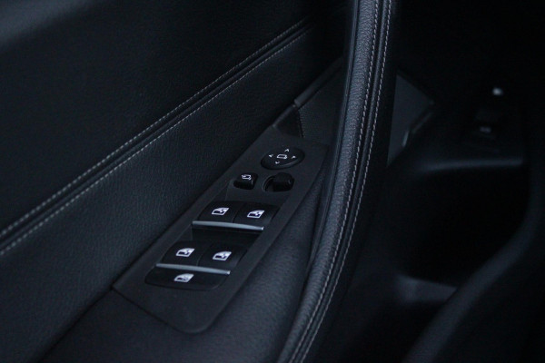 BMW 5 Serie Touring 530e 292PK xDrive M-SPORT BUSINESS EDITION PLUS | PANORAMA SCHUIF/KANTEL DAK | HARMAN KARDON AUDIO SYSTEM | LEDEREN BEKLEDING DAKOTA SCHWARZ | COMFORT ACCESS | HEAD UP DISPLAY | ZONNESCHERM ZIJRUITEN | ADAPTIEVE LED KOPLAMPEN | DRIVING ASSISTANT PROFESSIONAL MET O.A. ADAPTIVE CRUISE CONTROL EN DODEHOEK DETECTIE | ACHTERUITRIJ CAMERA | PARKEERSENSOREN VOOR + ACHTER | DRAADLOZE APPLE CARPLAY/ANDROID AUTO | NAVIGATIE | SFEER VERLICHTING | DRAADLOZE TELEFOONLADER | ELEKTRISCH BEDIENBARE VOORSTOELEN |