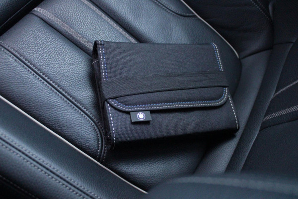 BMW 5 Serie Touring 530e 292PK xDrive M-SPORT BUSINESS EDITION PLUS | PANORAMA SCHUIF/KANTEL DAK | HARMAN KARDON AUDIO SYSTEM | LEDEREN BEKLEDING DAKOTA SCHWARZ | COMFORT ACCESS | HEAD UP DISPLAY | ZONNESCHERM ZIJRUITEN | ADAPTIEVE LED KOPLAMPEN | DRIVING ASSISTANT PROFESSIONAL MET O.A. ADAPTIVE CRUISE CONTROL EN DODEHOEK DETECTIE | ACHTERUITRIJ CAMERA | PARKEERSENSOREN VOOR + ACHTER | DRAADLOZE APPLE CARPLAY/ANDROID AUTO | NAVIGATIE | SFEER VERLICHTING | DRAADLOZE TELEFOONLADER | ELEKTRISCH BEDIENBARE VOORSTOELEN |