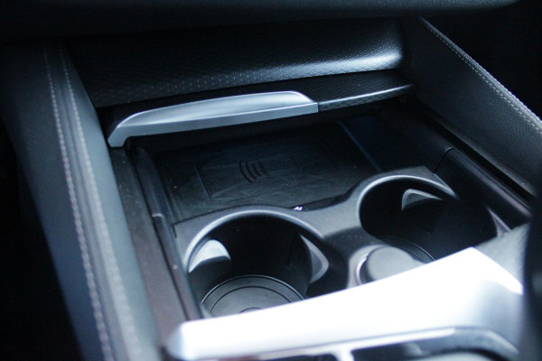 BMW 5 Serie Touring 530e 292PK xDrive M-SPORT BUSINESS EDITION PLUS | PANORAMA SCHUIF/KANTEL DAK | HARMAN KARDON AUDIO SYSTEM | LEDEREN BEKLEDING DAKOTA SCHWARZ | COMFORT ACCESS | HEAD UP DISPLAY | ZONNESCHERM ZIJRUITEN | ADAPTIEVE LED KOPLAMPEN | DRIVING ASSISTANT PROFESSIONAL MET O.A. ADAPTIVE CRUISE CONTROL EN DODEHOEK DETECTIE | ACHTERUITRIJ CAMERA | PARKEERSENSOREN VOOR + ACHTER | DRAADLOZE APPLE CARPLAY/ANDROID AUTO | NAVIGATIE | SFEER VERLICHTING | DRAADLOZE TELEFOONLADER | ELEKTRISCH BEDIENBARE VOORSTOELEN |