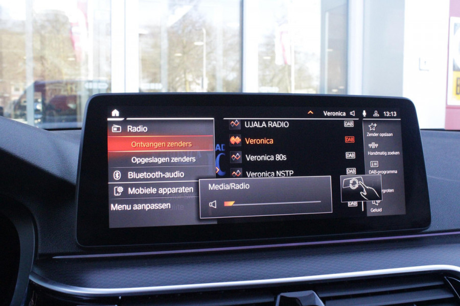 BMW 5 Serie Touring 530e 292PK xDrive M-SPORT BUSINESS EDITION PLUS | PANORAMA SCHUIF/KANTEL DAK | HARMAN KARDON AUDIO SYSTEM | LEDEREN BEKLEDING DAKOTA SCHWARZ | COMFORT ACCESS | HEAD UP DISPLAY | ZONNESCHERM ZIJRUITEN | ADAPTIEVE LED KOPLAMPEN | DRIVING ASSISTANT PROFESSIONAL MET O.A. ADAPTIVE CRUISE CONTROL EN DODEHOEK DETECTIE | ACHTERUITRIJ CAMERA | PARKEERSENSOREN VOOR + ACHTER | DRAADLOZE APPLE CARPLAY/ANDROID AUTO | NAVIGATIE | SFEER VERLICHTING | DRAADLOZE TELEFOONLADER | ELEKTRISCH BEDIENBARE VOORSTOELEN |