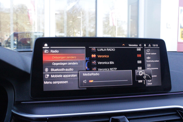 BMW 5 Serie Touring 530e 292PK xDrive M-SPORT BUSINESS EDITION PLUS | PANORAMA SCHUIF/KANTEL DAK | HARMAN KARDON AUDIO SYSTEM | LEDEREN BEKLEDING DAKOTA SCHWARZ | COMFORT ACCESS | HEAD UP DISPLAY | ZONNESCHERM ZIJRUITEN | ADAPTIEVE LED KOPLAMPEN | DRIVING ASSISTANT PROFESSIONAL MET O.A. ADAPTIVE CRUISE CONTROL EN DODEHOEK DETECTIE | ACHTERUITRIJ CAMERA | PARKEERSENSOREN VOOR + ACHTER | DRAADLOZE APPLE CARPLAY/ANDROID AUTO | NAVIGATIE | SFEER VERLICHTING | DRAADLOZE TELEFOONLADER | ELEKTRISCH BEDIENBARE VOORSTOELEN |