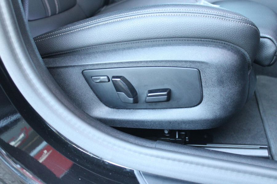 BMW 5 Serie Touring 530e 292PK xDrive M-SPORT BUSINESS EDITION PLUS | PANORAMA SCHUIF/KANTEL DAK | HARMAN KARDON AUDIO SYSTEM | LEDEREN BEKLEDING DAKOTA SCHWARZ | COMFORT ACCESS | HEAD UP DISPLAY | ZONNESCHERM ZIJRUITEN | ADAPTIEVE LED KOPLAMPEN | DRIVING ASSISTANT PROFESSIONAL MET O.A. ADAPTIVE CRUISE CONTROL EN DODEHOEK DETECTIE | ACHTERUITRIJ CAMERA | PARKEERSENSOREN VOOR + ACHTER | DRAADLOZE APPLE CARPLAY/ANDROID AUTO | NAVIGATIE | SFEER VERLICHTING | DRAADLOZE TELEFOONLADER | ELEKTRISCH BEDIENBARE VOORSTOELEN |