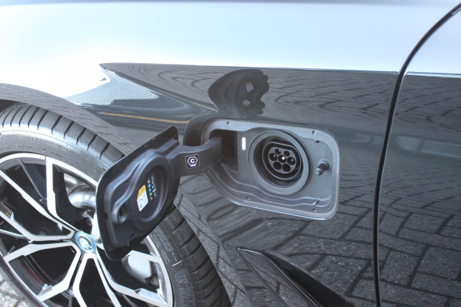 BMW 5 Serie Touring 530e 292PK xDrive M-SPORT BUSINESS EDITION PLUS | PANORAMA SCHUIF/KANTEL DAK | HARMAN KARDON AUDIO SYSTEM | LEDEREN BEKLEDING DAKOTA SCHWARZ | COMFORT ACCESS | HEAD UP DISPLAY | ZONNESCHERM ZIJRUITEN | ADAPTIEVE LED KOPLAMPEN | DRIVING ASSISTANT PROFESSIONAL MET O.A. ADAPTIVE CRUISE CONTROL EN DODEHOEK DETECTIE | ACHTERUITRIJ CAMERA | PARKEERSENSOREN VOOR + ACHTER | DRAADLOZE APPLE CARPLAY/ANDROID AUTO | NAVIGATIE | SFEER VERLICHTING | DRAADLOZE TELEFOONLADER | ELEKTRISCH BEDIENBARE VOORSTOELEN |