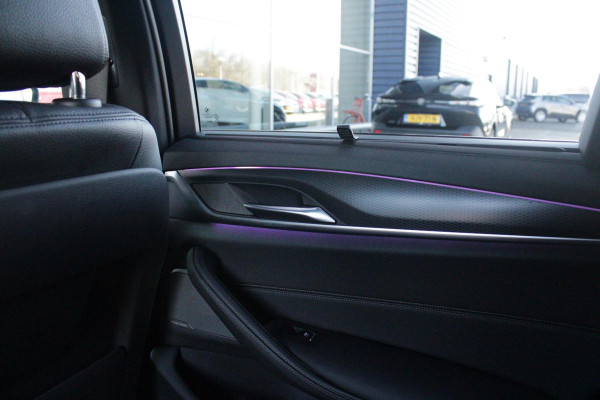 BMW 5 Serie Touring 530e 292PK xDrive M-SPORT BUSINESS EDITION PLUS | PANORAMA SCHUIF/KANTEL DAK | HARMAN KARDON AUDIO SYSTEM | LEDEREN BEKLEDING DAKOTA SCHWARZ | COMFORT ACCESS | HEAD UP DISPLAY | ZONNESCHERM ZIJRUITEN | ADAPTIEVE LED KOPLAMPEN | DRIVING ASSISTANT PROFESSIONAL MET O.A. ADAPTIVE CRUISE CONTROL EN DODEHOEK DETECTIE | ACHTERUITRIJ CAMERA | PARKEERSENSOREN VOOR + ACHTER | DRAADLOZE APPLE CARPLAY/ANDROID AUTO | NAVIGATIE | SFEER VERLICHTING | DRAADLOZE TELEFOONLADER | ELEKTRISCH BEDIENBARE VOORSTOELEN |