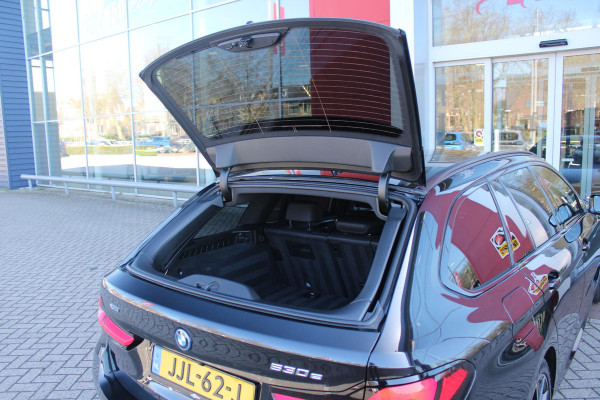 BMW 5 Serie Touring 530e 292PK xDrive M-SPORT BUSINESS EDITION PLUS | PANORAMA SCHUIF/KANTEL DAK | HARMAN KARDON AUDIO SYSTEM | LEDEREN BEKLEDING DAKOTA SCHWARZ | COMFORT ACCESS | HEAD UP DISPLAY | ZONNESCHERM ZIJRUITEN | ADAPTIEVE LED KOPLAMPEN | DRIVING ASSISTANT PROFESSIONAL MET O.A. ADAPTIVE CRUISE CONTROL EN DODEHOEK DETECTIE | ACHTERUITRIJ CAMERA | PARKEERSENSOREN VOOR + ACHTER | DRAADLOZE APPLE CARPLAY/ANDROID AUTO | NAVIGATIE | SFEER VERLICHTING | DRAADLOZE TELEFOONLADER | ELEKTRISCH BEDIENBARE VOORSTOELEN |