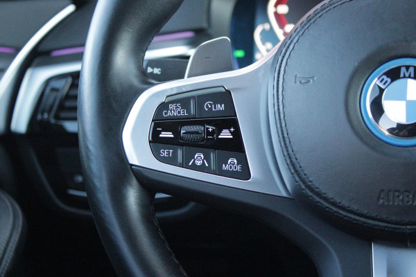 BMW 5 Serie Touring 530e 292PK xDrive M-SPORT BUSINESS EDITION PLUS | PANORAMA SCHUIF/KANTEL DAK | HARMAN KARDON AUDIO SYSTEM | LEDEREN BEKLEDING DAKOTA SCHWARZ | COMFORT ACCESS | HEAD UP DISPLAY | ZONNESCHERM ZIJRUITEN | ADAPTIEVE LED KOPLAMPEN | DRIVING ASSISTANT PROFESSIONAL MET O.A. ADAPTIVE CRUISE CONTROL EN DODEHOEK DETECTIE | ACHTERUITRIJ CAMERA | PARKEERSENSOREN VOOR + ACHTER | DRAADLOZE APPLE CARPLAY/ANDROID AUTO | NAVIGATIE | SFEER VERLICHTING | DRAADLOZE TELEFOONLADER | ELEKTRISCH BEDIENBARE VOORSTOELEN |