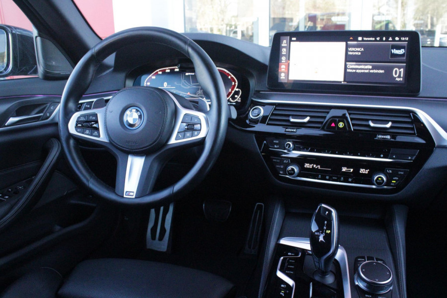 BMW 5 Serie Touring 530e 292PK xDrive M-SPORT BUSINESS EDITION PLUS | PANORAMA SCHUIF/KANTEL DAK | HARMAN KARDON AUDIO SYSTEM | LEDEREN BEKLEDING DAKOTA SCHWARZ | COMFORT ACCESS | HEAD UP DISPLAY | ZONNESCHERM ZIJRUITEN | ADAPTIEVE LED KOPLAMPEN | DRIVING ASSISTANT PROFESSIONAL MET O.A. ADAPTIVE CRUISE CONTROL EN DODEHOEK DETECTIE | ACHTERUITRIJ CAMERA | PARKEERSENSOREN VOOR + ACHTER | DRAADLOZE APPLE CARPLAY/ANDROID AUTO | NAVIGATIE | SFEER VERLICHTING | DRAADLOZE TELEFOONLADER | ELEKTRISCH BEDIENBARE VOORSTOELEN |