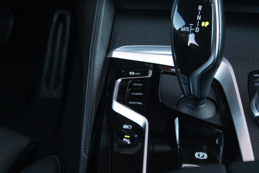 BMW 5 Serie Touring 530e 292PK xDrive M-SPORT BUSINESS EDITION PLUS | PANORAMA SCHUIF/KANTEL DAK | HARMAN KARDON AUDIO SYSTEM | LEDEREN BEKLEDING DAKOTA SCHWARZ | COMFORT ACCESS | HEAD UP DISPLAY | ZONNESCHERM ZIJRUITEN | ADAPTIEVE LED KOPLAMPEN | DRIVING ASSISTANT PROFESSIONAL MET O.A. ADAPTIVE CRUISE CONTROL EN DODEHOEK DETECTIE | ACHTERUITRIJ CAMERA | PARKEERSENSOREN VOOR + ACHTER | DRAADLOZE APPLE CARPLAY/ANDROID AUTO | NAVIGATIE | SFEER VERLICHTING | DRAADLOZE TELEFOONLADER | ELEKTRISCH BEDIENBARE VOORSTOELEN |