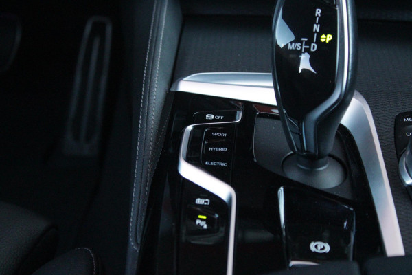 BMW 5 Serie Touring 530e 292PK xDrive M-SPORT BUSINESS EDITION PLUS | PANORAMA SCHUIF/KANTEL DAK | HARMAN KARDON AUDIO SYSTEM | LEDEREN BEKLEDING DAKOTA SCHWARZ | COMFORT ACCESS | HEAD UP DISPLAY | ZONNESCHERM ZIJRUITEN | ADAPTIEVE LED KOPLAMPEN | DRIVING ASSISTANT PROFESSIONAL MET O.A. ADAPTIVE CRUISE CONTROL EN DODEHOEK DETECTIE | ACHTERUITRIJ CAMERA | PARKEERSENSOREN VOOR + ACHTER | DRAADLOZE APPLE CARPLAY/ANDROID AUTO | NAVIGATIE | SFEER VERLICHTING | DRAADLOZE TELEFOONLADER | ELEKTRISCH BEDIENBARE VOORSTOELEN |