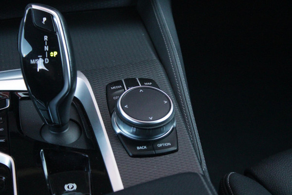 BMW 5 Serie Touring 530e 292PK xDrive M-SPORT BUSINESS EDITION PLUS | PANORAMA SCHUIF/KANTEL DAK | HARMAN KARDON AUDIO SYSTEM | LEDEREN BEKLEDING DAKOTA SCHWARZ | COMFORT ACCESS | HEAD UP DISPLAY | ZONNESCHERM ZIJRUITEN | ADAPTIEVE LED KOPLAMPEN | DRIVING ASSISTANT PROFESSIONAL MET O.A. ADAPTIVE CRUISE CONTROL EN DODEHOEK DETECTIE | ACHTERUITRIJ CAMERA | PARKEERSENSOREN VOOR + ACHTER | DRAADLOZE APPLE CARPLAY/ANDROID AUTO | NAVIGATIE | SFEER VERLICHTING | DRAADLOZE TELEFOONLADER | ELEKTRISCH BEDIENBARE VOORSTOELEN |