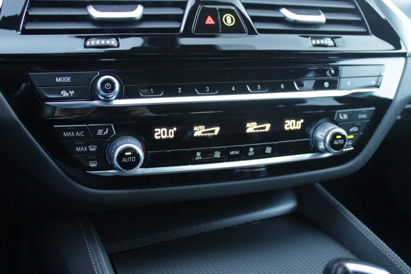 BMW 5 Serie Touring 530e 292PK xDrive M-SPORT BUSINESS EDITION PLUS | PANORAMA SCHUIF/KANTEL DAK | HARMAN KARDON AUDIO SYSTEM | LEDEREN BEKLEDING DAKOTA SCHWARZ | COMFORT ACCESS | HEAD UP DISPLAY | ZONNESCHERM ZIJRUITEN | ADAPTIEVE LED KOPLAMPEN | DRIVING ASSISTANT PROFESSIONAL MET O.A. ADAPTIVE CRUISE CONTROL EN DODEHOEK DETECTIE | ACHTERUITRIJ CAMERA | PARKEERSENSOREN VOOR + ACHTER | DRAADLOZE APPLE CARPLAY/ANDROID AUTO | NAVIGATIE | SFEER VERLICHTING | DRAADLOZE TELEFOONLADER | ELEKTRISCH BEDIENBARE VOORSTOELEN |