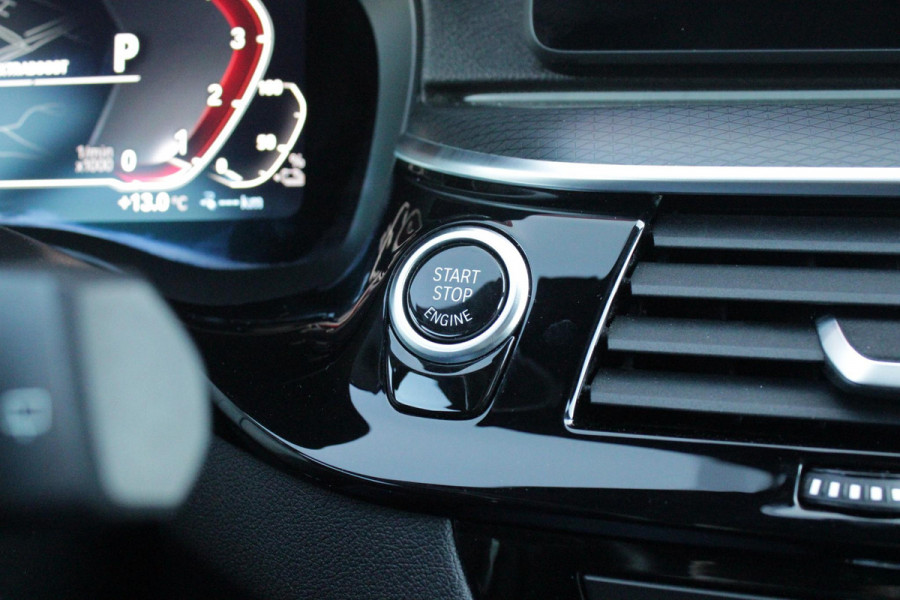 BMW 5 Serie Touring 530e 292PK xDrive M-SPORT BUSINESS EDITION PLUS | PANORAMA SCHUIF/KANTEL DAK | HARMAN KARDON AUDIO SYSTEM | LEDEREN BEKLEDING DAKOTA SCHWARZ | COMFORT ACCESS | HEAD UP DISPLAY | ZONNESCHERM ZIJRUITEN | ADAPTIEVE LED KOPLAMPEN | DRIVING ASSISTANT PROFESSIONAL MET O.A. ADAPTIVE CRUISE CONTROL EN DODEHOEK DETECTIE | ACHTERUITRIJ CAMERA | PARKEERSENSOREN VOOR + ACHTER | DRAADLOZE APPLE CARPLAY/ANDROID AUTO | NAVIGATIE | SFEER VERLICHTING | DRAADLOZE TELEFOONLADER | ELEKTRISCH BEDIENBARE VOORSTOELEN |