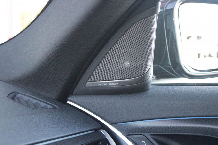 BMW 5 Serie Touring 530e 292PK xDrive M-SPORT BUSINESS EDITION PLUS | PANORAMA SCHUIF/KANTEL DAK | HARMAN KARDON AUDIO SYSTEM | LEDEREN BEKLEDING DAKOTA SCHWARZ | COMFORT ACCESS | HEAD UP DISPLAY | ZONNESCHERM ZIJRUITEN | ADAPTIEVE LED KOPLAMPEN | DRIVING ASSISTANT PROFESSIONAL MET O.A. ADAPTIVE CRUISE CONTROL EN DODEHOEK DETECTIE | ACHTERUITRIJ CAMERA | PARKEERSENSOREN VOOR + ACHTER | DRAADLOZE APPLE CARPLAY/ANDROID AUTO | NAVIGATIE | SFEER VERLICHTING | DRAADLOZE TELEFOONLADER | ELEKTRISCH BEDIENBARE VOORSTOELEN |