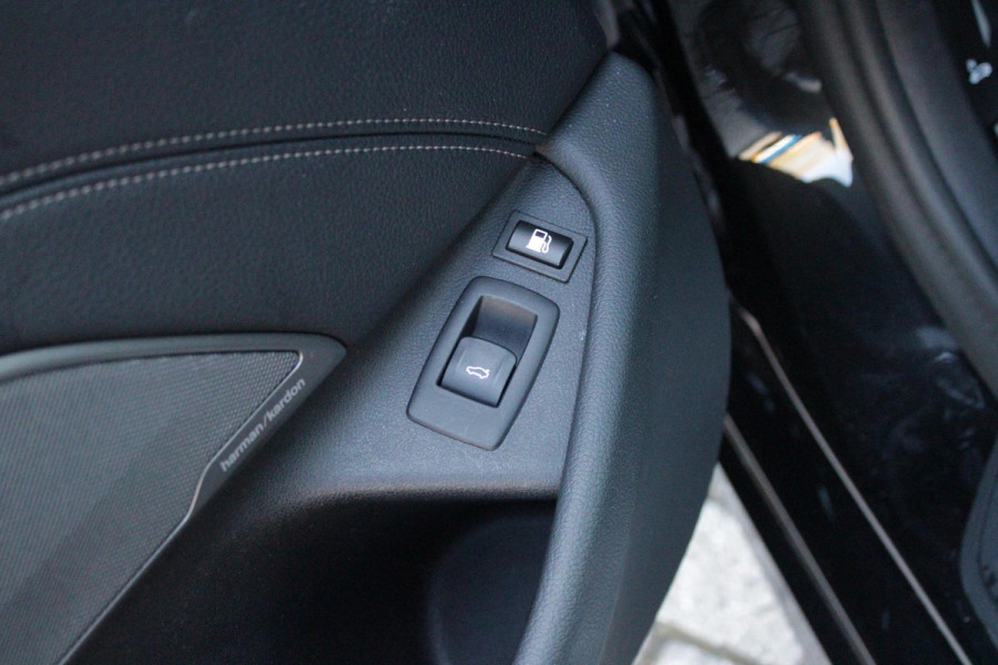 BMW 5 Serie Touring 530e 292PK xDrive M-SPORT BUSINESS EDITION PLUS | PANORAMA SCHUIF/KANTEL DAK | HARMAN KARDON AUDIO SYSTEM | LEDEREN BEKLEDING DAKOTA SCHWARZ | COMFORT ACCESS | HEAD UP DISPLAY | ZONNESCHERM ZIJRUITEN | ADAPTIEVE LED KOPLAMPEN | DRIVING ASSISTANT PROFESSIONAL MET O.A. ADAPTIVE CRUISE CONTROL EN DODEHOEK DETECTIE | ACHTERUITRIJ CAMERA | PARKEERSENSOREN VOOR + ACHTER | DRAADLOZE APPLE CARPLAY/ANDROID AUTO | NAVIGATIE | SFEER VERLICHTING | DRAADLOZE TELEFOONLADER | ELEKTRISCH BEDIENBARE VOORSTOELEN |