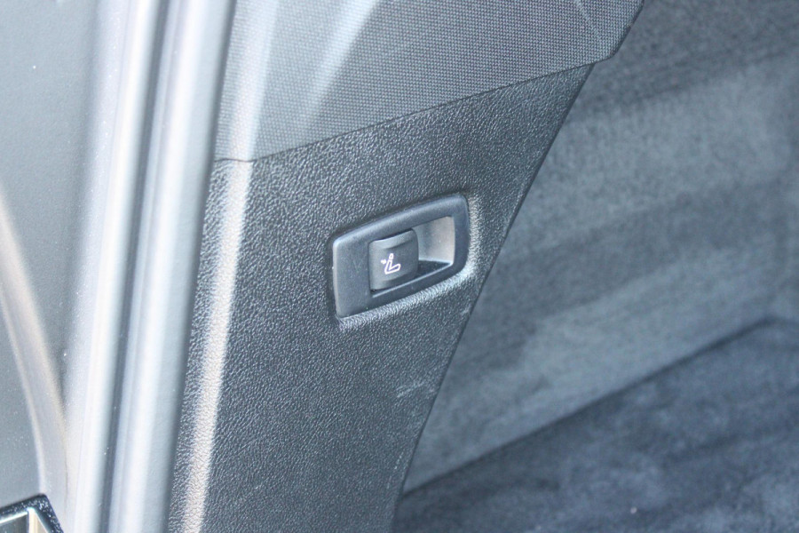 BMW 5 Serie Touring 530e 292PK xDrive M-SPORT BUSINESS EDITION PLUS | PANORAMA SCHUIF/KANTEL DAK | HARMAN KARDON AUDIO SYSTEM | LEDEREN BEKLEDING DAKOTA SCHWARZ | COMFORT ACCESS | HEAD UP DISPLAY | ZONNESCHERM ZIJRUITEN | ADAPTIEVE LED KOPLAMPEN | DRIVING ASSISTANT PROFESSIONAL MET O.A. ADAPTIVE CRUISE CONTROL EN DODEHOEK DETECTIE | ACHTERUITRIJ CAMERA | PARKEERSENSOREN VOOR + ACHTER | DRAADLOZE APPLE CARPLAY/ANDROID AUTO | NAVIGATIE | SFEER VERLICHTING | DRAADLOZE TELEFOONLADER | ELEKTRISCH BEDIENBARE VOORSTOELEN |