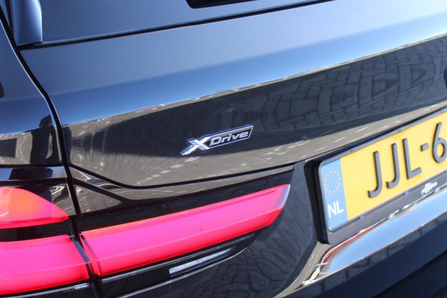 BMW 5 Serie Touring 530e 292PK xDrive M-SPORT BUSINESS EDITION PLUS | PANORAMA SCHUIF/KANTEL DAK | HARMAN KARDON AUDIO SYSTEM | LEDEREN BEKLEDING DAKOTA SCHWARZ | COMFORT ACCESS | HEAD UP DISPLAY | ZONNESCHERM ZIJRUITEN | ADAPTIEVE LED KOPLAMPEN | DRIVING ASSISTANT PROFESSIONAL MET O.A. ADAPTIVE CRUISE CONTROL EN DODEHOEK DETECTIE | ACHTERUITRIJ CAMERA | PARKEERSENSOREN VOOR + ACHTER | DRAADLOZE APPLE CARPLAY/ANDROID AUTO | NAVIGATIE | SFEER VERLICHTING | DRAADLOZE TELEFOONLADER | ELEKTRISCH BEDIENBARE VOORSTOELEN |