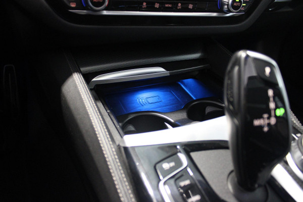 BMW 5 Serie Touring 530e 292PK xDrive M-SPORT BUSINESS EDITION PLUS | PANORAMA SCHUIF/KANTEL DAK | HARMAN KARDON AUDIO SYSTEM | LEDEREN BEKLEDING DAKOTA SCHWARZ | COMFORT ACCESS | HEAD UP DISPLAY | ZONNESCHERM ZIJRUITEN | ADAPTIEVE LED KOPLAMPEN | DRIVING ASSISTANT PROFESSIONAL MET O.A. ADAPTIVE CRUISE CONTROL EN DODEHOEK DETECTIE | ACHTERUITRIJ CAMERA | PARKEERSENSOREN VOOR + ACHTER | DRAADLOZE APPLE CARPLAY/ANDROID AUTO | NAVIGATIE | SFEER VERLICHTING | DRAADLOZE TELEFOONLADER | ELEKTRISCH BEDIENBARE VOORSTOELEN |