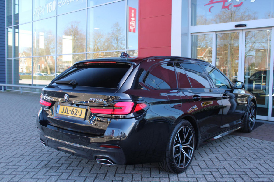 BMW 5 Serie Touring 530e 292PK xDrive M-SPORT BUSINESS EDITION PLUS | PANORAMA SCHUIF/KANTEL DAK | HARMAN KARDON AUDIO SYSTEM | LEDEREN BEKLEDING DAKOTA SCHWARZ | COMFORT ACCESS | HEAD UP DISPLAY | ZONNESCHERM ZIJRUITEN | ADAPTIEVE LED KOPLAMPEN | DRIVING ASSISTANT PROFESSIONAL MET O.A. ADAPTIVE CRUISE CONTROL EN DODEHOEK DETECTIE | ACHTERUITRIJ CAMERA | PARKEERSENSOREN VOOR + ACHTER | DRAADLOZE APPLE CARPLAY/ANDROID AUTO | NAVIGATIE | SFEER VERLICHTING | DRAADLOZE TELEFOONLADER | ELEKTRISCH BEDIENBARE VOORSTOELEN |