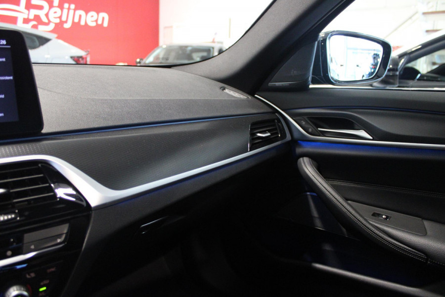BMW 5 Serie Touring 530e 292PK xDrive M-SPORT BUSINESS EDITION PLUS | PANORAMA SCHUIF/KANTEL DAK | HARMAN KARDON AUDIO SYSTEM | LEDEREN BEKLEDING DAKOTA SCHWARZ | COMFORT ACCESS | HEAD UP DISPLAY | ZONNESCHERM ZIJRUITEN | ADAPTIEVE LED KOPLAMPEN | DRIVING ASSISTANT PROFESSIONAL MET O.A. ADAPTIVE CRUISE CONTROL EN DODEHOEK DETECTIE | ACHTERUITRIJ CAMERA | PARKEERSENSOREN VOOR + ACHTER | DRAADLOZE APPLE CARPLAY/ANDROID AUTO | NAVIGATIE | SFEER VERLICHTING | DRAADLOZE TELEFOONLADER | ELEKTRISCH BEDIENBARE VOORSTOELEN |