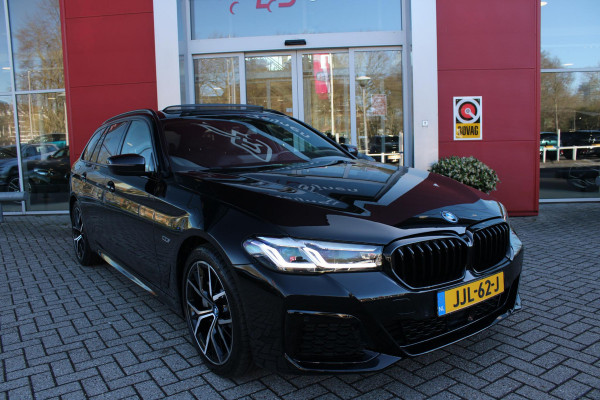 BMW 5 Serie Touring 530e 292PK xDrive M-SPORT BUSINESS EDITION PLUS | PANORAMA SCHUIF/KANTEL DAK | HARMAN KARDON AUDIO SYSTEM | LEDEREN BEKLEDING DAKOTA SCHWARZ | COMFORT ACCESS | HEAD UP DISPLAY | ZONNESCHERM ZIJRUITEN | ADAPTIEVE LED KOPLAMPEN | DRIVING ASSISTANT PROFESSIONAL MET O.A. ADAPTIVE CRUISE CONTROL EN DODEHOEK DETECTIE | ACHTERUITRIJ CAMERA | PARKEERSENSOREN VOOR + ACHTER | DRAADLOZE APPLE CARPLAY/ANDROID AUTO | NAVIGATIE | SFEER VERLICHTING | DRAADLOZE TELEFOONLADER | ELEKTRISCH BEDIENBARE VOORSTOELEN |