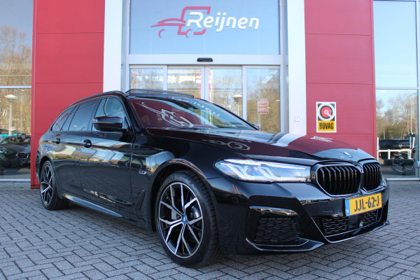 BMW 5 Serie Touring 530e 292PK xDrive M-SPORT BUSINESS EDITION PLUS | PANORAMA SCHUIF/KANTEL DAK | HARMAN KARDON AUDIO SYSTEM | LEDEREN BEKLEDING DAKOTA SCHWARZ | COMFORT ACCESS | HEAD UP DISPLAY | ZONNESCHERM ZIJRUITEN | ADAPTIEVE LED KOPLAMPEN | DRIVING ASSISTANT PROFESSIONAL MET O.A. ADAPTIVE CRUISE CONTROL EN DODEHOEK DETECTIE | ACHTERUITRIJ CAMERA | PARKEERSENSOREN VOOR + ACHTER | DRAADLOZE APPLE CARPLAY/ANDROID AUTO | NAVIGATIE | SFEER VERLICHTING | DRAADLOZE TELEFOONLADER | ELEKTRISCH BEDIENBARE VOORSTOELEN |