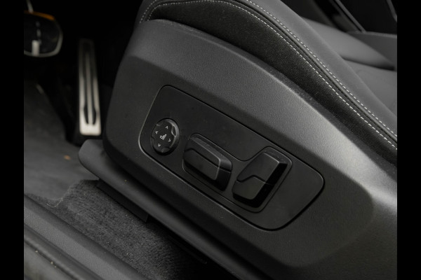 BMW X1 sDrive18i M-Sport Pro - Pano - Massage Zetel - Trekhaak - ACC