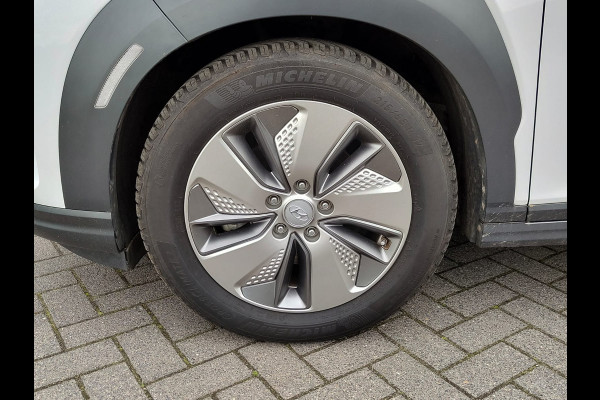 Hyundai Kona EV 64kWh 204pk SOH 100% Leer Premium Schuif-/Kanteldak Warmtepomp Head-Up Display Apple Carplay Android Navi Camera Elektr.Stoel Pdc Subwoofer Bluetooth Dodehoek detector Privacy Glas Rijstrooksensor 1e Eigenaar Origineel Nederlandse Auto Volledig Dealeronderhouden