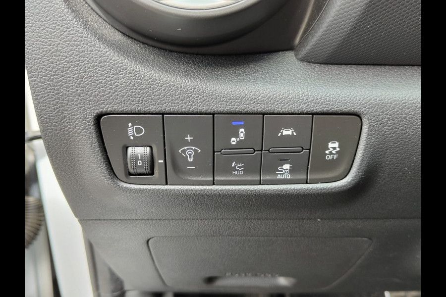 Hyundai Kona EV 64kWh 204pk SOH 100% Leer Premium Schuif-/Kanteldak Warmtepomp Head-Up Display Apple Carplay Android Navi Camera Elektr.Stoel Pdc Subwoofer Bluetooth Dodehoek detector Privacy Glas Rijstrooksensor 1e Eigenaar Origineel Nederlandse Auto Volledig Dealeronderhouden