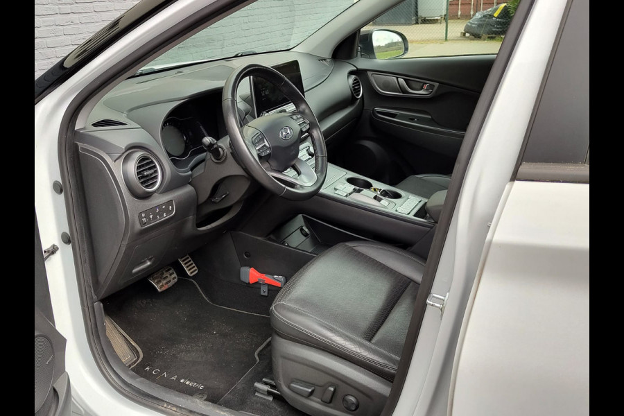 Hyundai Kona EV 64kWh 204pk SOH 100% Leer Premium Schuif-/Kanteldak Warmtepomp Head-Up Display Apple Carplay Android Navi Camera Elektr.Stoel Pdc Subwoofer Bluetooth Dodehoek detector Privacy Glas Rijstrooksensor 1e Eigenaar Origineel Nederlandse Auto Volledig Dealeronderhouden