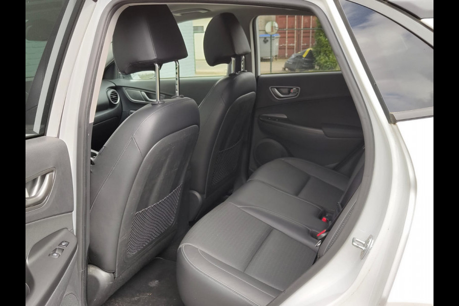 Hyundai Kona EV 64kWh 204pk SOH 100% Leer Premium Schuif-/Kanteldak Warmtepomp Head-Up Display Apple Carplay Android Navi Camera Elektr.Stoel Pdc Subwoofer Bluetooth Dodehoek detector Privacy Glas Rijstrooksensor 1e Eigenaar Origineel Nederlandse Auto Volledig Dealeronderhouden