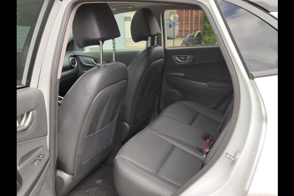 Hyundai Kona EV 64kWh 204pk SOH 100% Leer Premium Schuif-/Kanteldak Warmtepomp Head-Up Display Apple Carplay Android Navi Camera Elektr.Stoel Pdc Subwoofer Bluetooth Dodehoek detector Privacy Glas Rijstrooksensor 1e Eigenaar Origineel Nederlandse Auto Volledig Dealeronderhouden