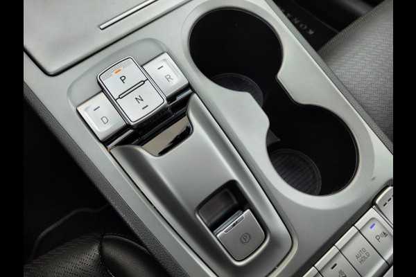 Hyundai Kona EV 64kWh 204pk SOH 100% Leer Premium Schuif-/Kanteldak Warmtepomp Head-Up Display Apple Carplay Android Navi Camera Elektr.Stoel Pdc Subwoofer Bluetooth Dodehoek detector Privacy Glas Rijstrooksensor 1e Eigenaar Origineel Nederlandse Auto Volledig Dealeronderhouden