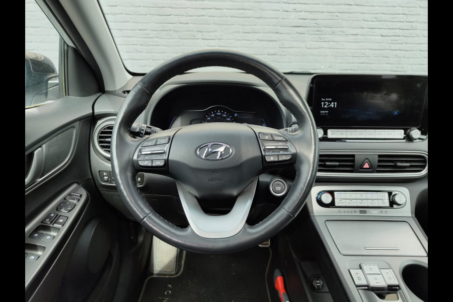 Hyundai Kona EV 64kWh 204pk SOH 100% Leer Premium Schuif-/Kanteldak Warmtepomp Head-Up Display Apple Carplay Android Navi Camera Elektr.Stoel Pdc Subwoofer Bluetooth Dodehoek detector Privacy Glas Rijstrooksensor 1e Eigenaar Origineel Nederlandse Auto Volledig Dealeronderhouden